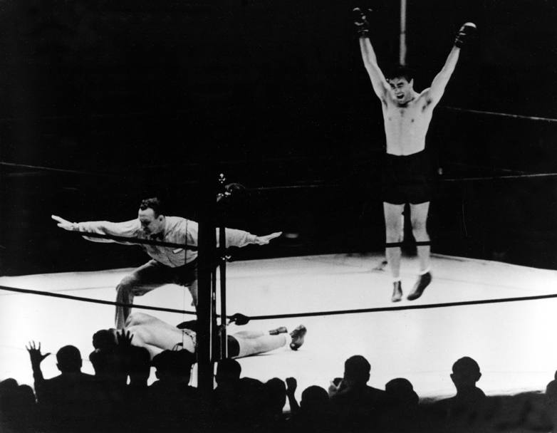 New York, 19 giugno 1936: mondiale dei pesi massimi tra Joe Louis e Max Schmeling. Il pugile tedesco mette al tappeto Joe Louis e conquista la corona mondiale (Ap)